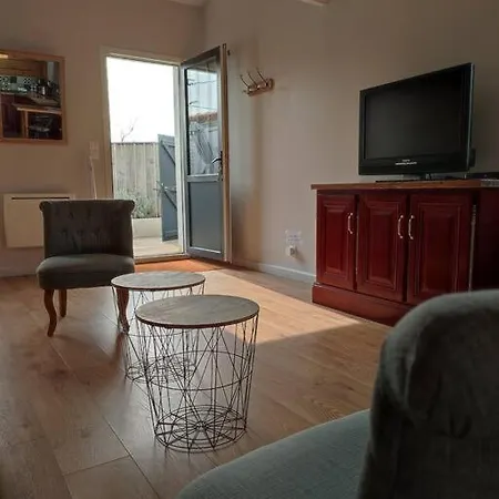 Petite Maison Chaleureuse Avec Terrasse - 2etoiles * Rochefort (Charente-Maritime)